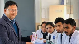 Students performing Botany practical experiments at KCMT lab