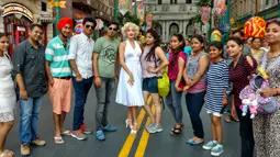 Students exploring Dubai during KCMT international visit